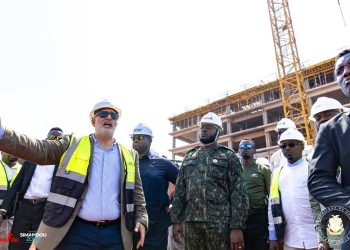 Programme Simandou 2040 : Gl Amara Camara évalue les travaux d’extension de l’Aéroport International Ahmed Sékou Touré et les chantiers de construction du centre directionnel de Koloma