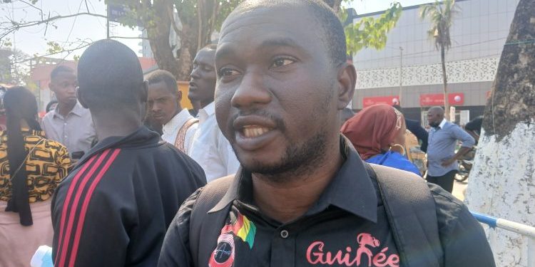 Kaloum : La police confisque le matériel de travail d’un journaliste d’Africaguinee.com (communiqué) 1 Kaloum : La police confisque le matériel de travail d’un journaliste d’Africaguinee.com (communiqué)