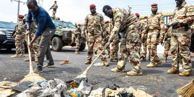 Insalubrité à Conakry : Ce coup de balai du Gal Mamadi Doumbouya à Madina 1 Insalubrité à Conakry : Ce coup de balai du Gal Mamadi Doumbouya à Madina