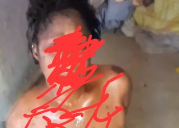 Siguiri: Une femme ligotée et soumise à un interrogatoire par des citoyens.