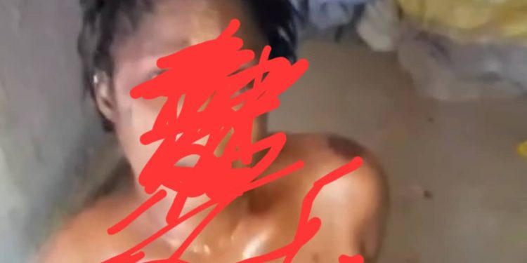 Siguiri: Une femme ligotée et soumise à un interrogatoire par des citoyens. 1 Siguiri: Une femme ligotée et soumise à un interrogatoire par des citoyens.