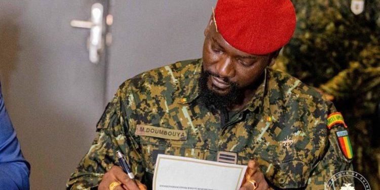 Forces Armées : Le Général Doumbouya décerne des grades à plusieurs militaires 1 Forces Armées : Le Général Doumbouya décerne des grades à plusieurs militaires