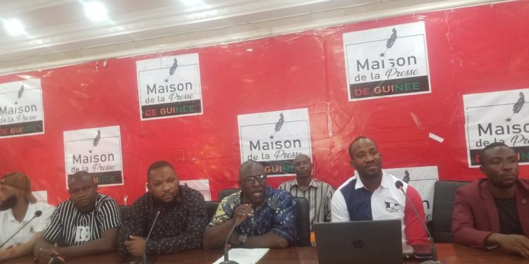 Le FNDT demande au président de la transition de se présenter candidat aux prochaines élections en Guinée ( déclaration ) 1 Le FNDT  demande au président de la transition de se présenter candidat aux prochaines élections en Guinée ( déclaration )