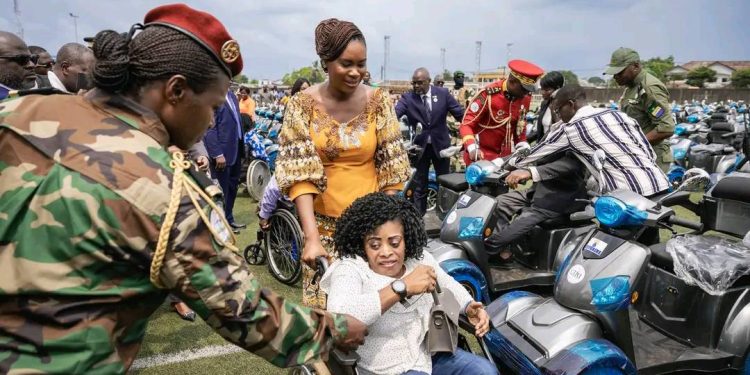 Gabon: le général Brice Oligui offre plus de 315 scooters aux personnes handicapées 1 Gabon: le général Brice Oligui offre plus de 315 scooters aux personnes handicapées