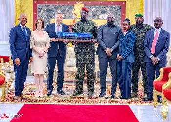 Vers l’opérationnalisation de la Compagnie du TransGuinéen (CTG) : le Président de la République, S.E. le Général Mamadi DOUMBOUYA, reçoit le PDG de WABTEC, Rafael SANTANA, dans le cadre de la fourniture de locomotives destinées au projet Simandou