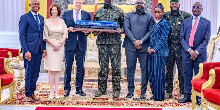 Vers l’opérationnalisation de la Compagnie du TransGuinéen (CTG) : le Président de la République, S.E. le Général Mamadi DOUMBOUYA, reçoit le PDG de WABTEC, Rafael SANTANA, dans le cadre de la fourniture de locomotives destinées au projet Simandou 1 Vers l’opérationnalisation de la Compagnie du TransGuinéen (CTG) : le Président de la République, S.E. le Général Mamadi DOUMBOUYA, reçoit le PDG de WABTEC, Rafael SANTANA, dans le cadre de la fourniture de locomotives destinées au projet Simandou
