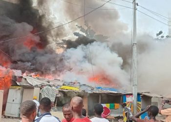 Incendie dans un dépôt de produits pétroliers près de l’hôtel Kaloum : les pompiers en intervention