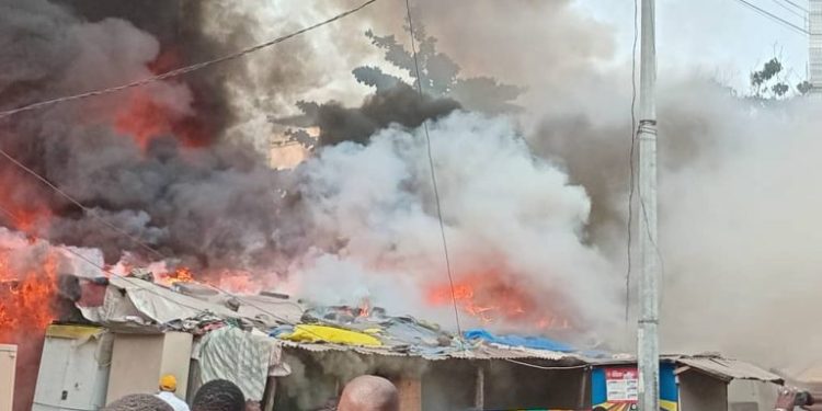 Incendie dans un dépôt de produits pétroliers près de l’hôtel Kaloum : les pompiers en intervention 1 Incendie dans un dépôt de produits pétroliers près de l’hôtel Kaloum : les pompiers en intervention