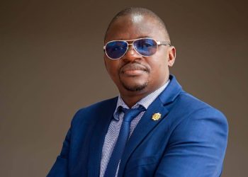 Que sait le ministre des affaires étrangères de la nouvelle constitution? Le rapporteur de la commission des lois au CNT précise les choses