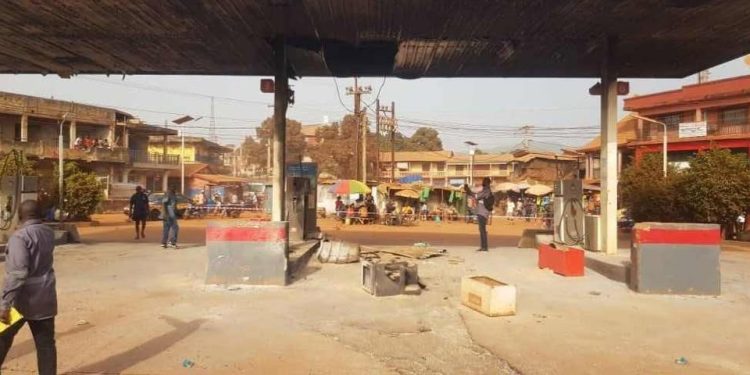 Incendie dans une station à Kindia, une première équipe de techniciens partie de Conakry est déjà sur place depuis la nuit dernière 1 Incendie dans une station à Kindia, une première équipe de techniciens partie de Conakry est déjà sur place depuis la nuit dernière