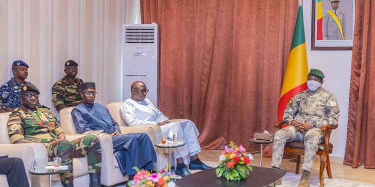 Mali: le général Goïta reçoit le ministre sénégalais des Armées 1 Mali: le général Goïta reçoit le ministre sénégalais des Armées