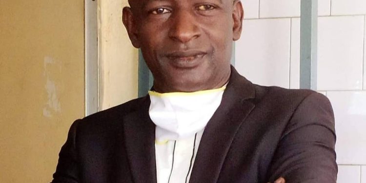 Kissidougou: Un jeune fonctionnaire accuse le préfet de bloquer son salaire à cause d'un post sur Facebook 1 Kissidougou: Un jeune fonctionnaire accuse le préfet de bloquer son salaire à cause d’un post sur Facebook