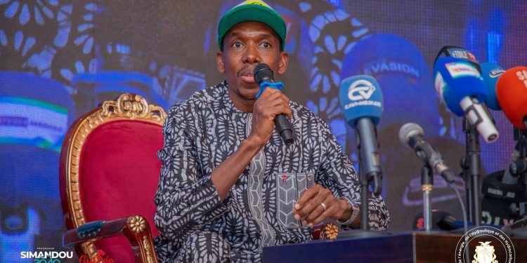 "Compteurs prépayés... ça sécurise votre poche et sécurise votre réseau" (Elhadj Gando Barry) 1 « Compteurs prépayés… ça sécurise votre poche et sécurise votre réseau » (Elhadj Gando Barry)