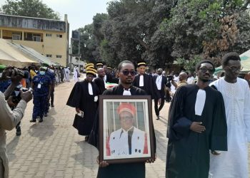 Conakry : un vibrant hommage rendu à Feu Fodé Kanté, premier président de la cour des comptes par la famille judiciaire