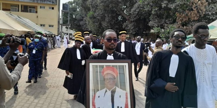 Conakry : un vibrant hommage rendu à Feu Fodé Kanté, premier président de la cour des comptes par la famille judiciaire 1 Conakry : un vibrant hommage rendu à Feu Fodé Kanté, premier président de la cour des comptes par la famille judiciaire