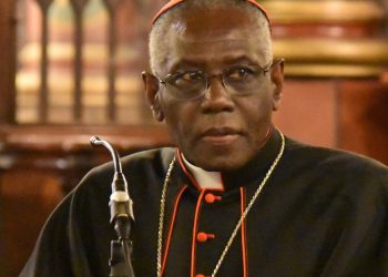 Robert Sarah : le cardinal du silence, un papabile venu d’Afrique