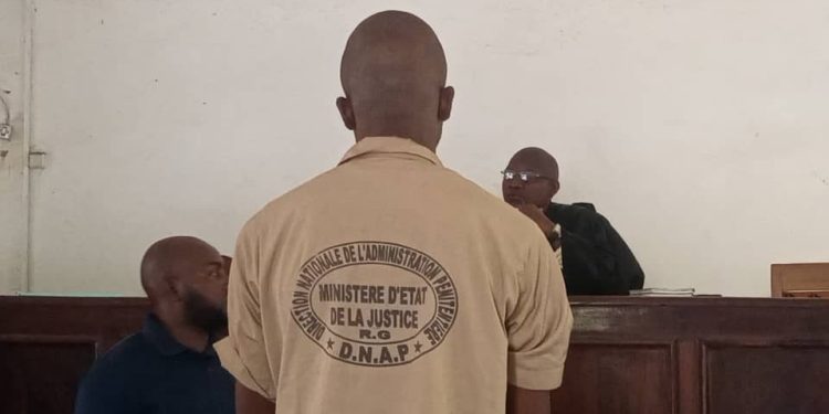 Pour vol aggravé et abus de confiance, un jeune condamné à 10 ans de prison et une amende 1 Pour vol aggravé et abus de confiance, un jeune condamné à 10 ans de prison et une amende