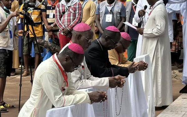 Religion: l'humilité du chrétien, la transition, les partis politiques et médias fermés, lisez la messe de clôture du pèlerinage portée par Mgr Moise Tenguiano de Boffa 1 Religion: l’humilité du chrétien, la transition, les partis politiques et médias fermés, lisez la messe de clôture du pèlerinage portée par Mgr Moise Tenguiano de Boffa
