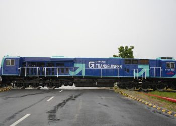 Le gouvernement guinéen, Simfer et Wabtec dévoilent les premières locomotives de Simandou en Inde.