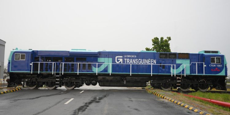 Le gouvernement guinéen, Simfer et Wabtec dévoilent les premières locomotives de Simandou en Inde. 1 Le gouvernement guinéen, Simfer et Wabtec dévoilent les premières locomotives de Simandou en Inde.