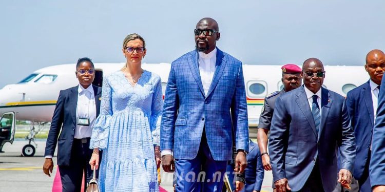Abidjan : le Général Mamadi Doumbouya accueilli par une forte communauté guinéenne ce mardi