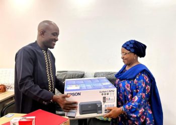 Ratoma : Ahmed Sékou renforce la direction communale de la promotion féminine à travers un appui en matériels informatiques