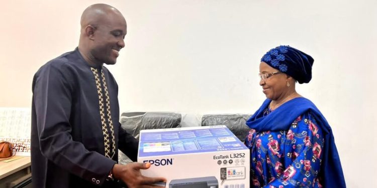 Ratoma : Ahmed Sékou renforce la direction communale de la promotion féminine à travers un appui en matériels informatiques 1 Ratoma : Ahmed Sékou renforce la direction communale de la promotion féminine à travers un appui en matériels informatiques
