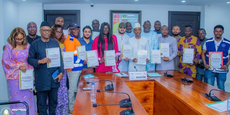 MITP : le ministre Mahamadou Abdoulaye Diallo en conclave avec les entreprises du BTP : Le projet de nouvelle constitution en débat aussi. 1 MITP : le ministre Mahamadou Abdoulaye Diallo en conclave avec les entreprises du BTP : Le projet de nouvelle constitution en débat aussi.