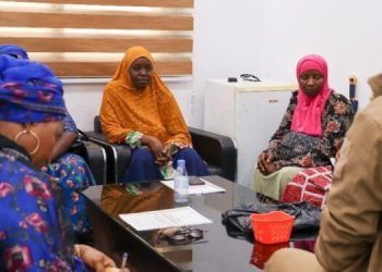 Ratoma: Ahmed Sékou reçoit des femmes de Nassouroulaye formées en saponification et teinture artisanale