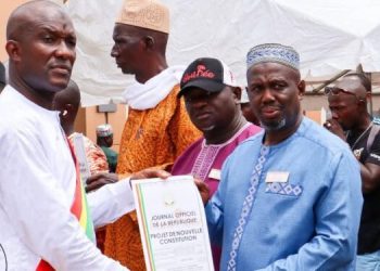 Vulgarisation du projet de nouvelle constitution : Ahmed Sékou remet le document aux responsables de quartiers