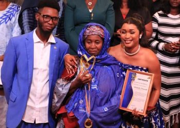 Conakry: Aminata Will SOUMAH présente le Prix de la Meilleure Délégation du MUN Kinshasa 2025