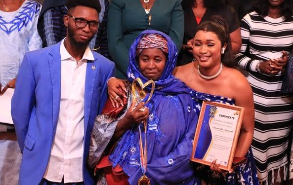 Conakry: Aminata Will SOUMAH présente le Prix de la Meilleure Délégation du MUN Kinshasa 2025 1 Conakry: Aminata Will SOUMAH présente le Prix de la Meilleure Délégation du MUN Kinshasa 2025