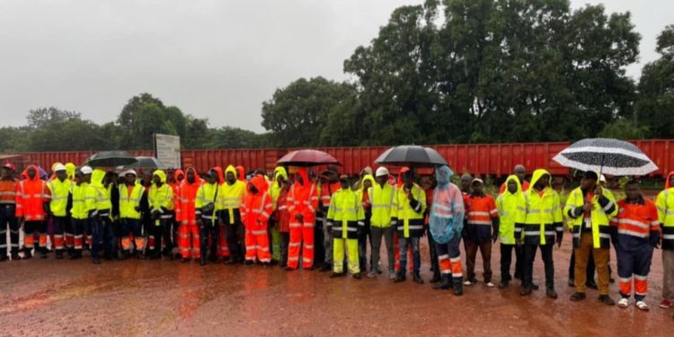 BOKE: des travailleurs de DTP Mining sous-traitant de GAC en sit-in à Tinguilinta pour réclamer un accompagnement après la rupture de leur contrat 1 BOKE: des travailleurs de DTP Mining sous-traitant de GAC en sit-in à Tinguilinta pour réclamer un accompagnement après la rupture de leur contrat
