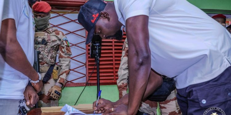 Vote référendaire: le Président Mamadi Doumbouya a voté à Boulbinet