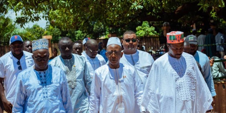 Dinguiraye : Le Ministre Yaya Kaïraba Kaba se dit impressionné par la reconnaissance de la population envers le général Mamadi Doumbouya 1 Dinguiraye : Le Ministre Yaya Kaïraba Kaba se dit impressionné par la reconnaissance de la population envers le général Mamadi Doumbouya