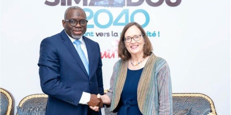 « Ce que fait actuellement la Guinée, en matière de gestion rigoureuse des finances publiques, d’investissements structurants et de programmation stratégique du développement, cadre bien avec la vision de l’Administration Trump », dixit Mme Mary E. Daschbach, la chargée d’Affaires des USA en Guinée 1 « Ce que fait actuellement la Guinée, en matière de gestion rigoureuse des finances publiques, d’investissements structurants et de programmation stratégique du développement, cadre bien avec la vision de l’Administration Trump », dixit Mme Mary E. Daschbach, la chargée d’Affaires des USA en Guinée