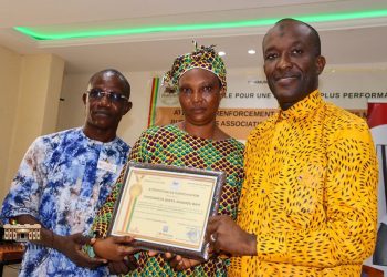 Clôture de l’atelier de formation et remise des attestations aux 45 participants des bureaux des APEAE de Ratoma 9 Clôture de l’atelier de formation et remise des attestations aux 45 participants des bureaux des APEAE de Ratoma