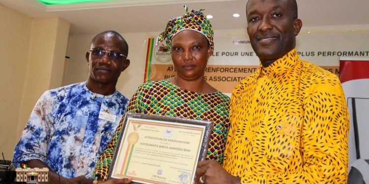 Clôture de l’atelier de formation et remise des attestations aux 45 participants des bureaux des APEAE de Ratoma 1 Clôture de l’atelier de formation et remise des attestations aux 45 participants des bureaux des APEAE de Ratoma