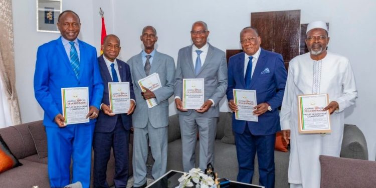 Campagne référendaire: des anciens premiers ministres présents à Conakry invitent à voter Oui à la NC 1 Campagne référendaire: des anciens premiers ministres présents à Conakry invitent à voter Oui à la NC