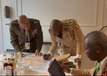 Arrêt sur images: quand le Général Amara Camara donne des cours de stratégie militaire sous le regard du Général américain Michael Langley 3 Arrêt sur images: quand le Général Amara Camara donne des cours de stratégie militaire sous le regard du Général américain Michael Langley