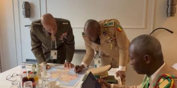 Arrêt sur images: quand le Général Amara Camara donne des cours de stratégie militaire sous le regard du Général américain Michael Langley