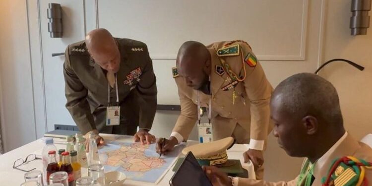 Arrêt sur images: quand le Général Amara Camara donne des cours de stratégie militaire sous le regard du Général américain Michael Langley 1 Arrêt sur images: quand le Général Amara Camara donne des cours de stratégie militaire sous le regard du Général américain Michael Langley