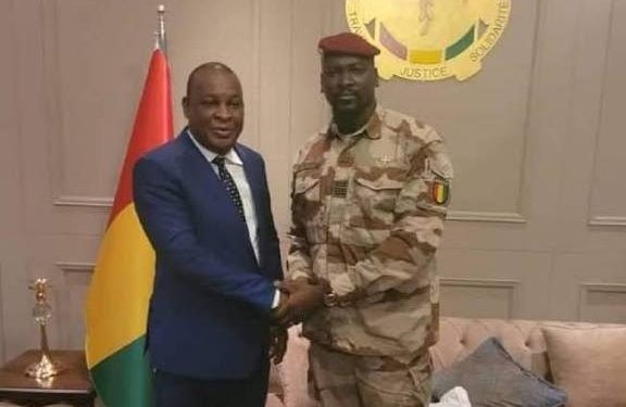 Candidature à la présidentielle : le Général Konaté invite le Général Doumbouya à écouter le peuple qui lui demande la continuité