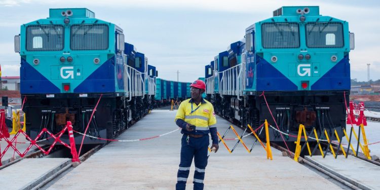 Les quatre premières locomotives du projet Simandou sont arrivées en Guinée: Une nouvelle étape majeure vers l’opérationnalisation de la Compagnie du TransGuinéen (CTG). 1 Les quatre premières locomotives du projet Simandou sont arrivées en Guinée: Une nouvelle étape majeure vers l’opérationnalisation de la Compagnie du TransGuinéen (CTG).