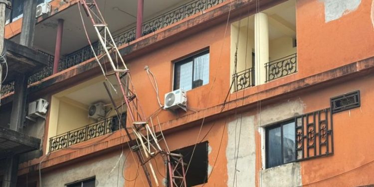 Vent violent à Conakry: le pilonne de Nostalgie s'écroule (Communiqué) 1 Vent violent à Conakry: le pilonne de Nostalgie s’écroule (Communiqué)