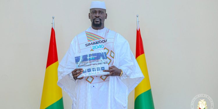 Palais Mohammed V : remise solennelle au Chef de l’État, Général Mamadi DOUMBOUYA des documents du Programme de Développement Socio-Économique Durable et Responsable Simandou 2040 1 Palais Mohammed V : remise solennelle au Chef de l’État, Général Mamadi DOUMBOUYA des documents du Programme de Développement Socio-Économique Durable et Responsable Simandou 2040