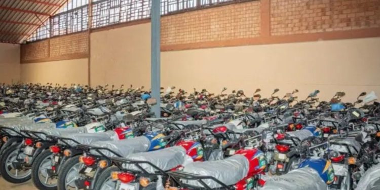 MEPU-A : Arrivée à Conakry d’un premier lot de 500 motocyclettes destinées aux enseignants des zones reculées 1 MEPU-A : Arrivée à Conakry d’un premier lot de 500 motocyclettes destinées aux enseignants des zones reculées