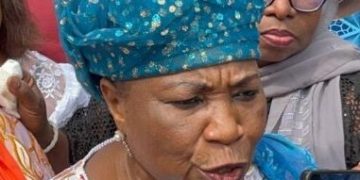 Présidentielle 2025 : Hadja Makalé Camara du parti FAN dépose sa candidature à la Cour Suprême