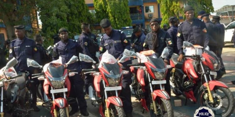 "Vol à l'arraché'': la police dote les unités spécialisées de motos pour traquer les auteurs 1 « Vol à l’arraché »: la police dote les unités spécialisées de motos pour traquer les auteurs