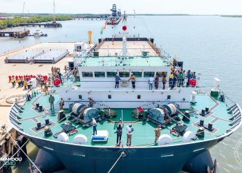 Projet Simandou : le Président du Comité Stratégique de Simandou, Djiba DIAKITÉ officie la cérémonie de réception des premiers navires pour l’exportation du minerai de fer au port de Morebaya